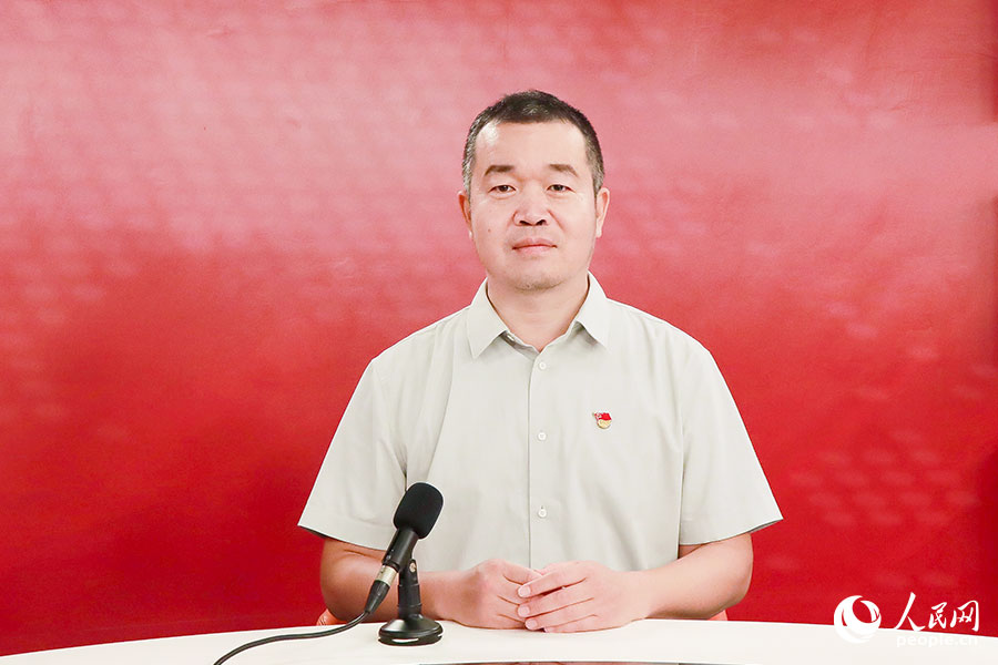 黄伟炜接受人民网专访。实习生 詹祉悦摄