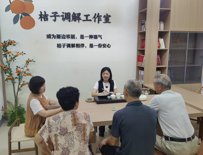 大洋社区干部收集群众诉求。德化县融媒体中心供图