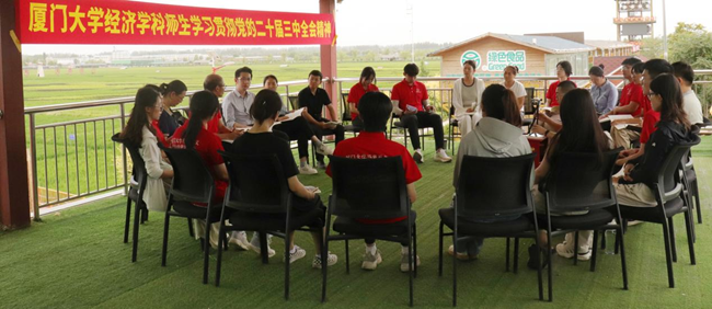 學生社團馬克思主義政治經濟學學習社在寧夏回族自治區銀川市賀蘭縣開展學習調研。廈門大學供圖