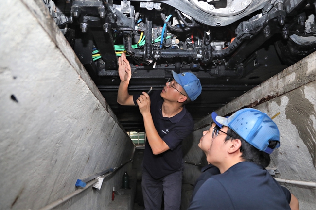 陳靈峰檢查新車情況。漳州開發區供圖