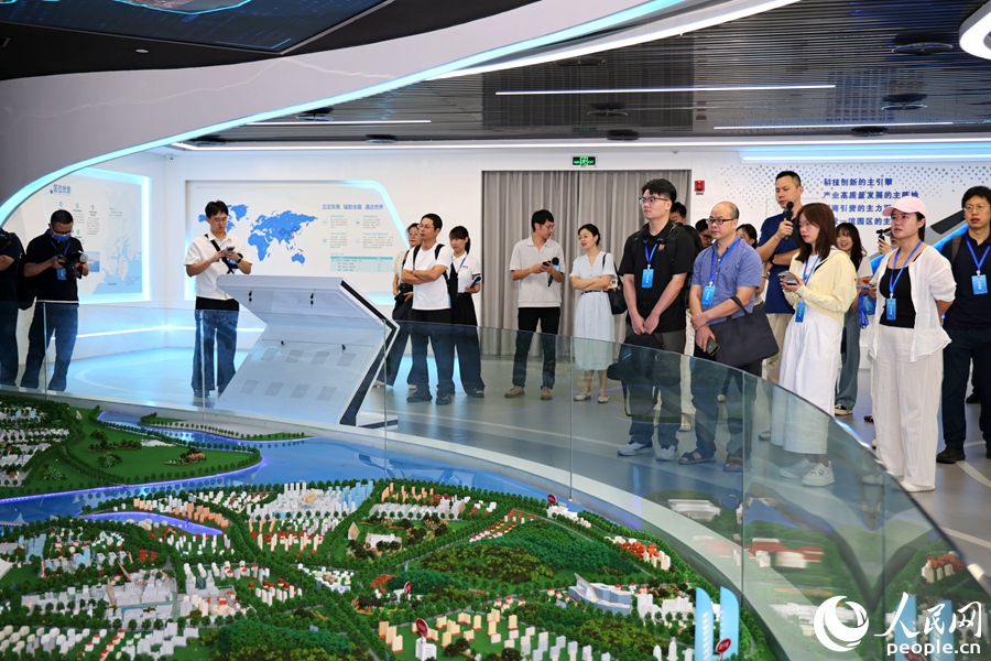 参访厦门火炬高新区，了解“一区多园”发展战略及成效等。人民网记者 陈博摄