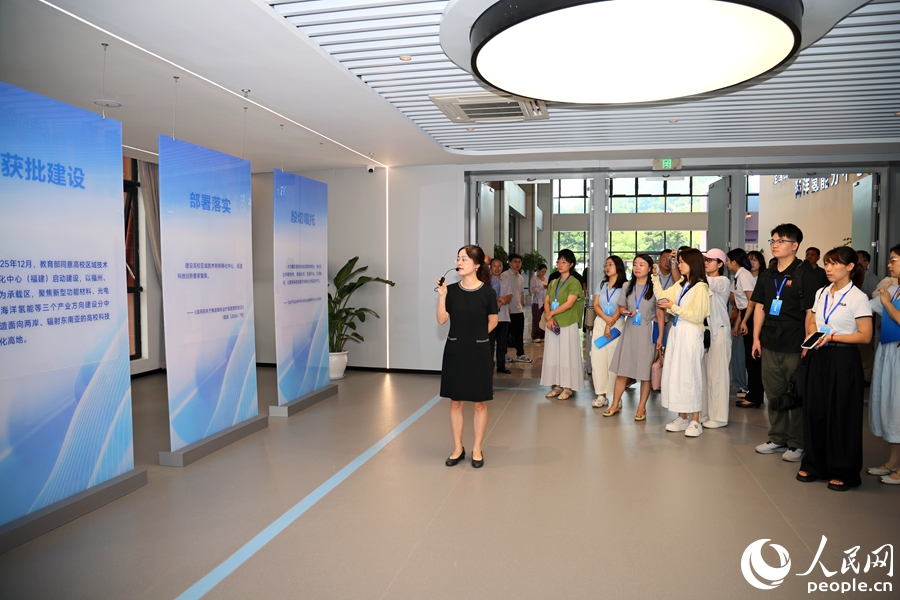 参访高校区域技术转移转化中心（福建）光电显示、海洋氢能分中心。人民网记者 陈博摄