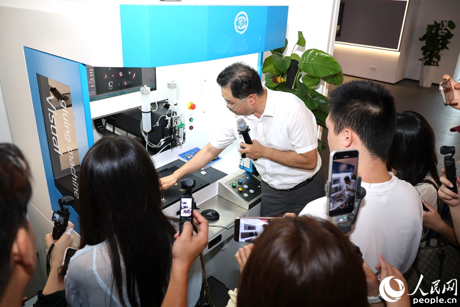 展示人工智能赋能先进制造等场景应用。人民网记者 陈博摄