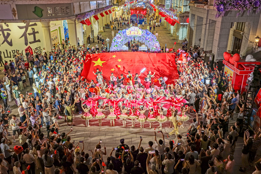 一面巨型五星红旗在厦门中山路侨批广场舞台中央展开。人民网记者 陈博摄