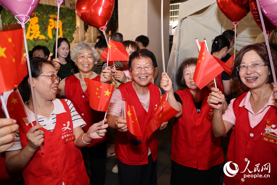 志愿者发放免费小红旗。人民网记者 陈博摄