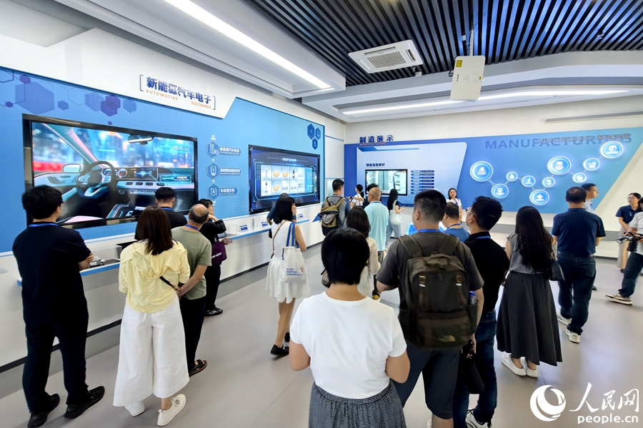參訪韋爾通企業展廳。人民網記者 陳博攝