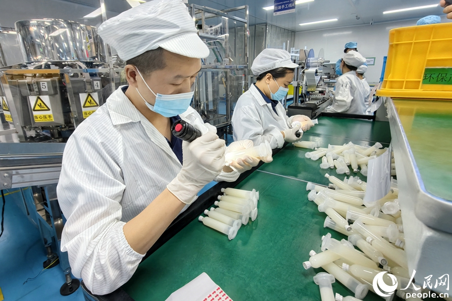 企業工人進行電子膠粘劑產品檢測和包裝。人民網記者 陳博攝