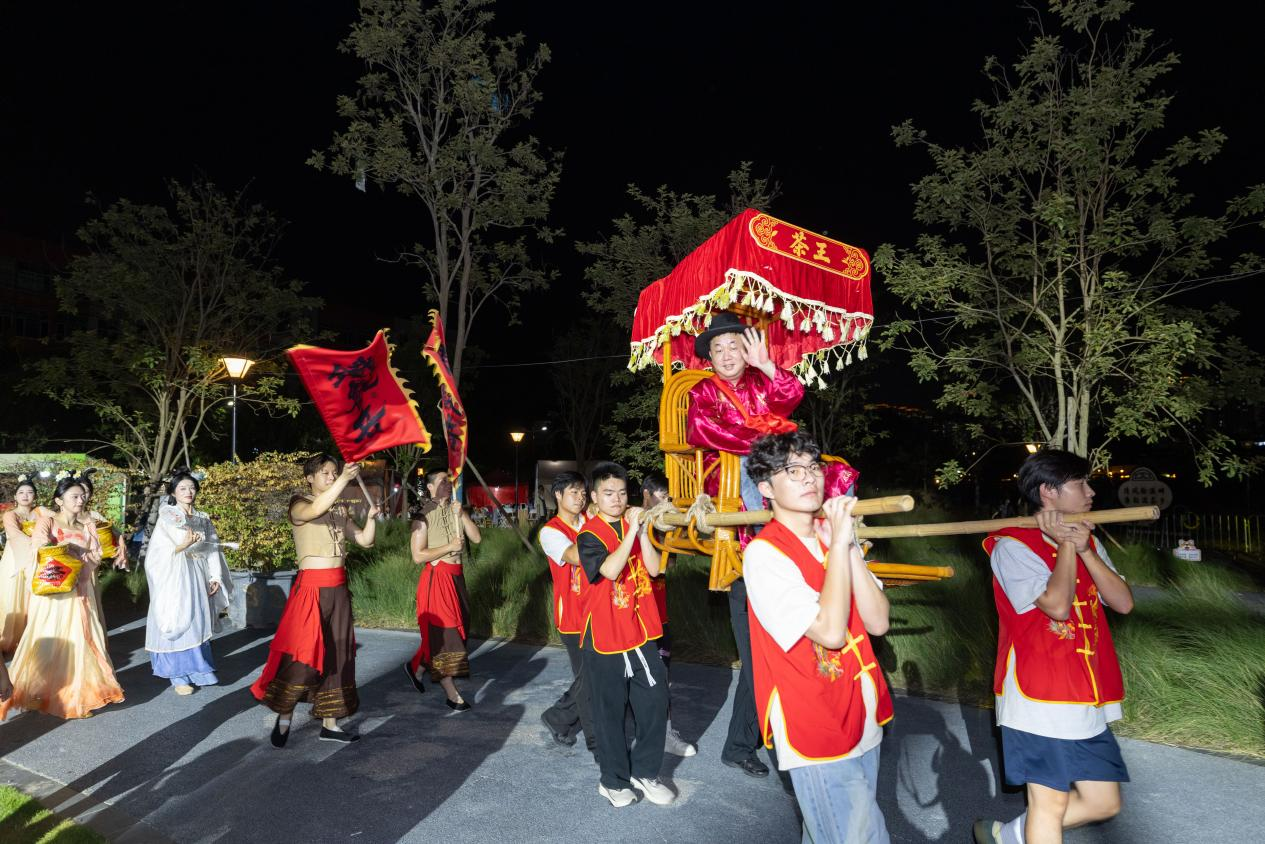 茶王在轿夫簇拥下起轿巡游特色市集