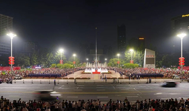 市民游客徹夜守候，等待國旗升起