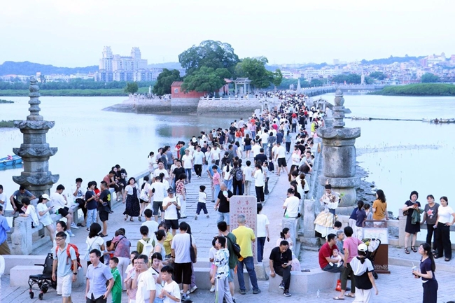 洛阳桥头人流如织