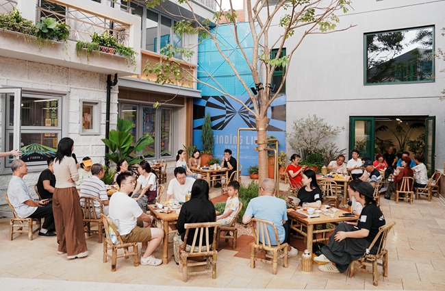 “同文茶话会”活动现场，新老街坊以茶为媒，闲话街巷变迁