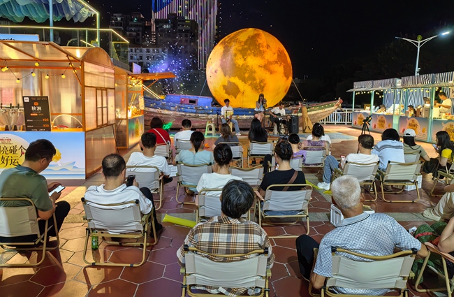沙坡渔光里晚风民谣音乐会，市民游客伴着渔港晚风聆听乐曲
