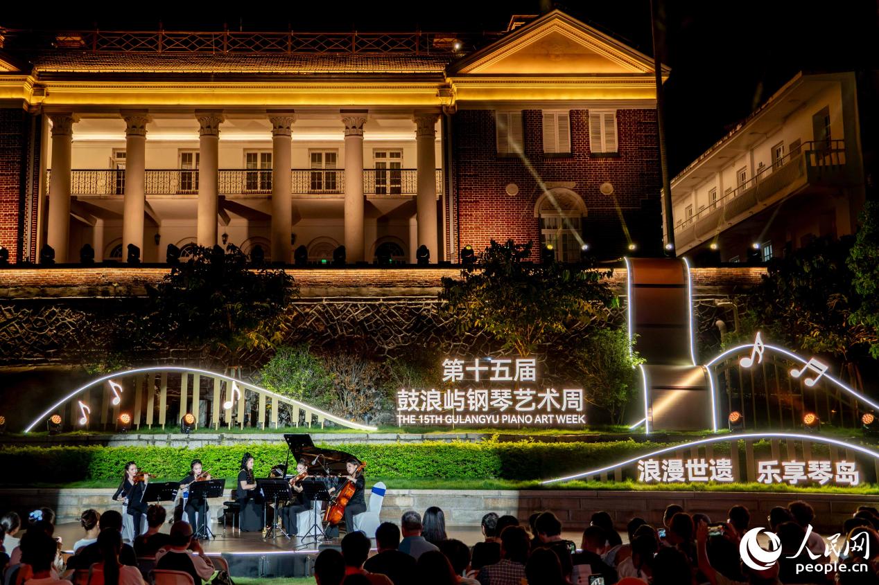 活动举办地位于鼓浪屿·中国电影音乐馆前的草坪。人民网 林铭贤摄
