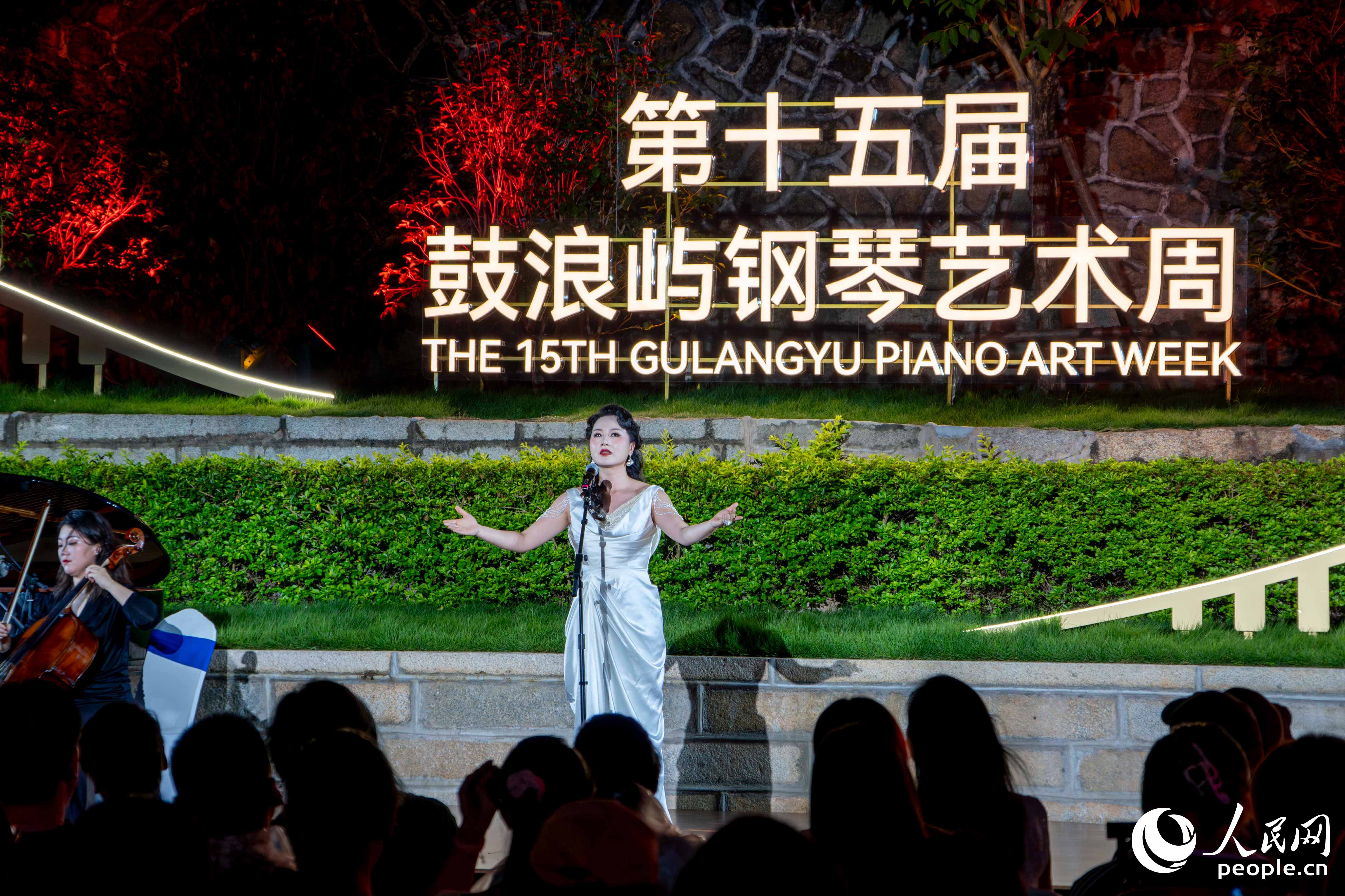 女中音贾梦颖演唱《我心花怒放》。人民网 林铭贤摄