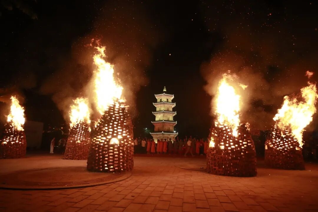 安平橋畔，燒塔仔的火光映亮千年石橋