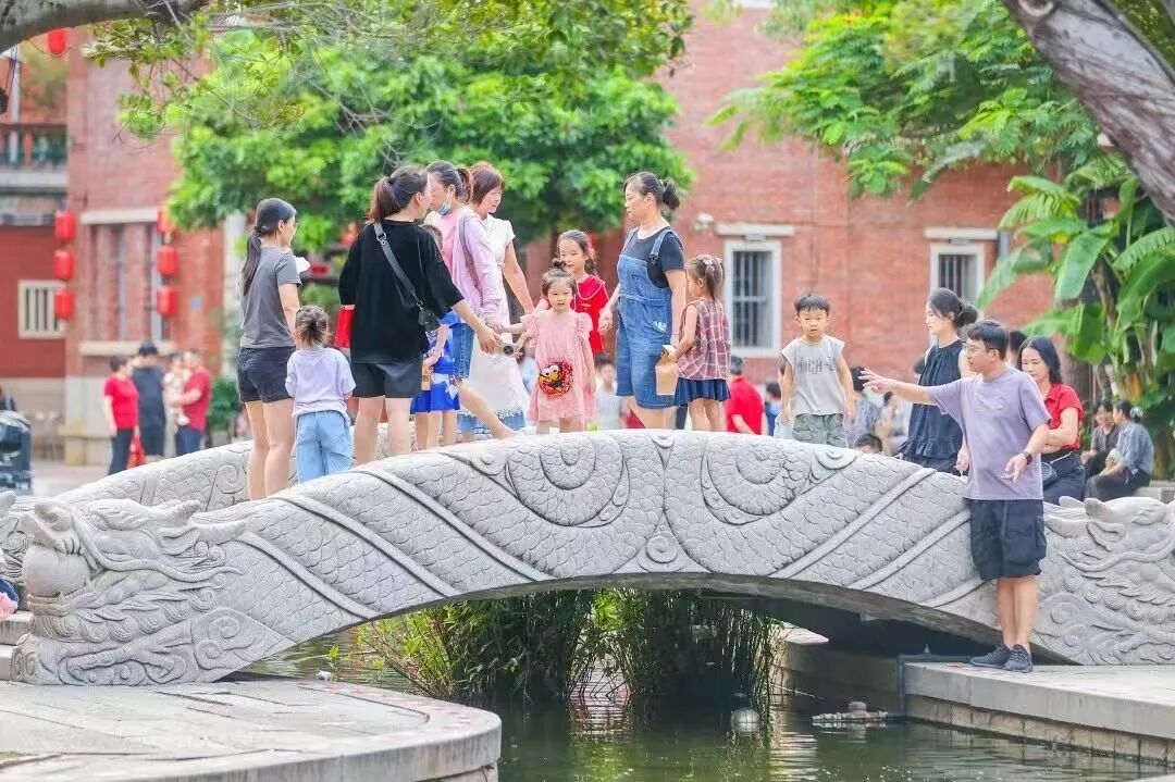 五店市傳統街區的科舉主題博餅游園迎來客流高峰