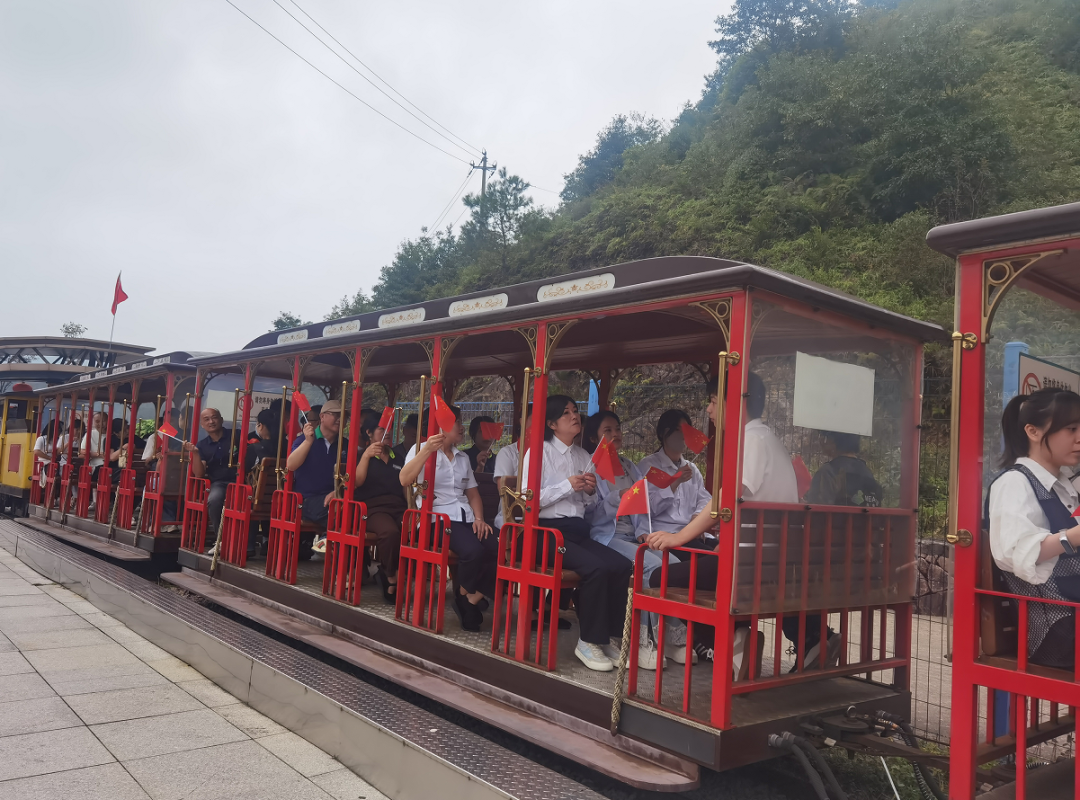 國慶期間鴛鴦草場小火車載客。柘榮鴛鴦草場景區供圖
