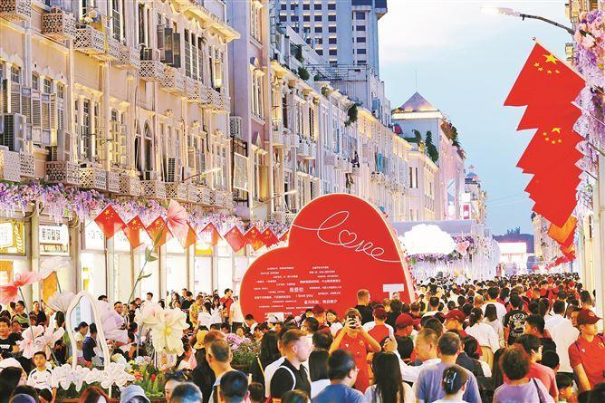 中山路多彩活动吸引市民游客纷至沓来，大家沉浸在过节欢乐氛围中。
