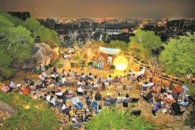 思明区在国庆假期推出东坪山山顶音乐会惠民活动，为市民游客带来山野度假新体验。（思明区 供图）
