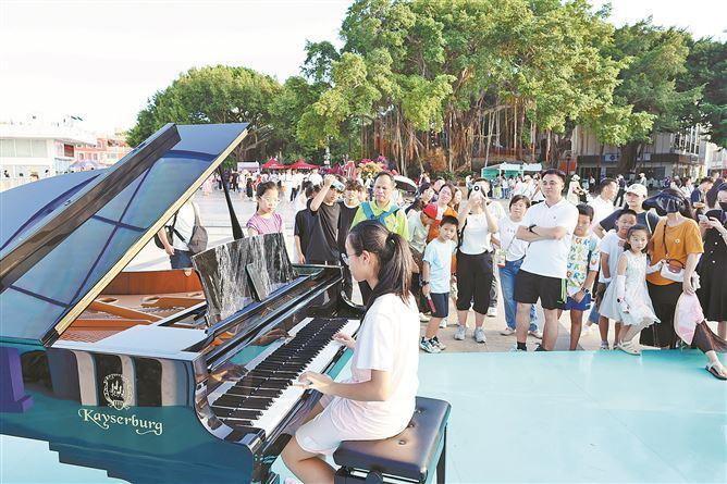 以第十五届鼓浪屿钢琴艺术周为主线，琴岛变身开放式音乐厅，市民游客乐享音乐盛宴。