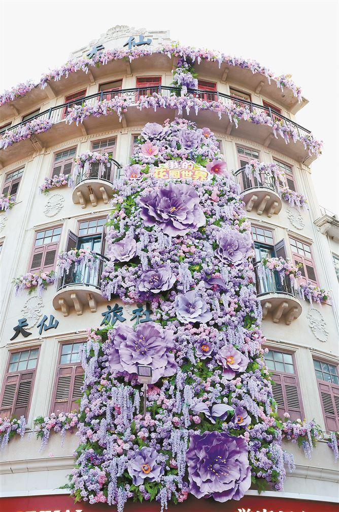 缤纷繁花“开”满中山路骑楼街巷。