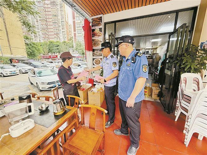 执法人员排查燃气使用、气瓶存放等安全隐患,并对商家开展普法宣传。