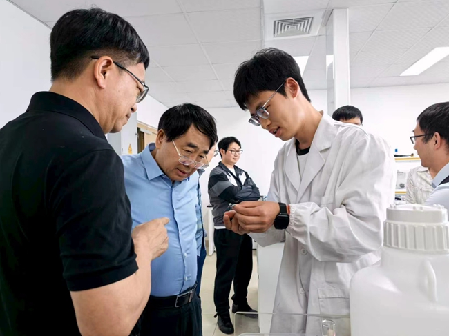 黄维院士指导学生开展实验。厦门大学供图