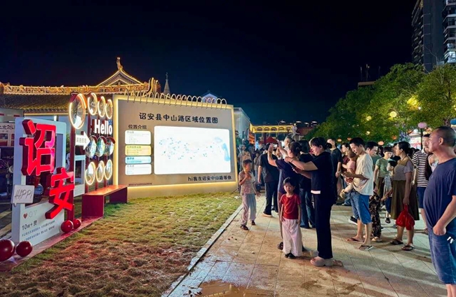 游客打卡。沈东梅摄