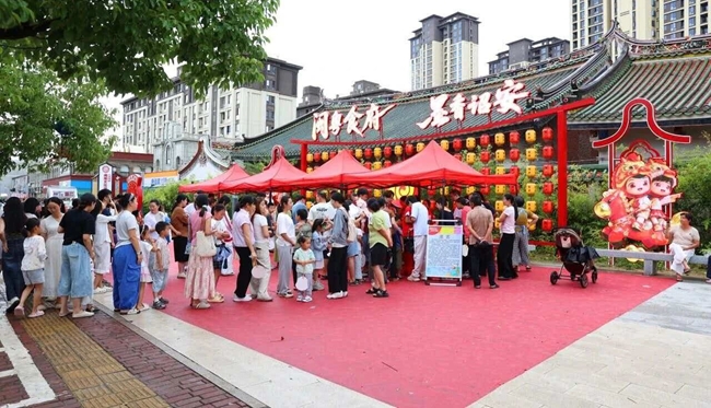 灯笼墙游客参加活动。钟晓霞摄