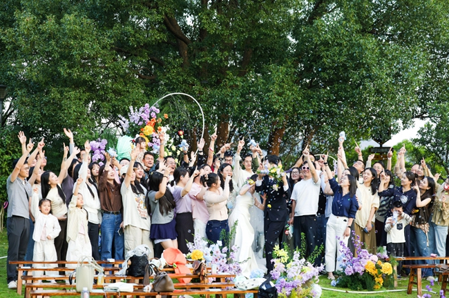 市民在望江园生态农庄中举办婚礼