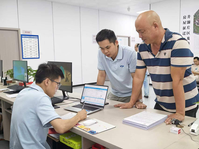 工作人員為用戶辦理業務。福建省水投生態環保集團供圖