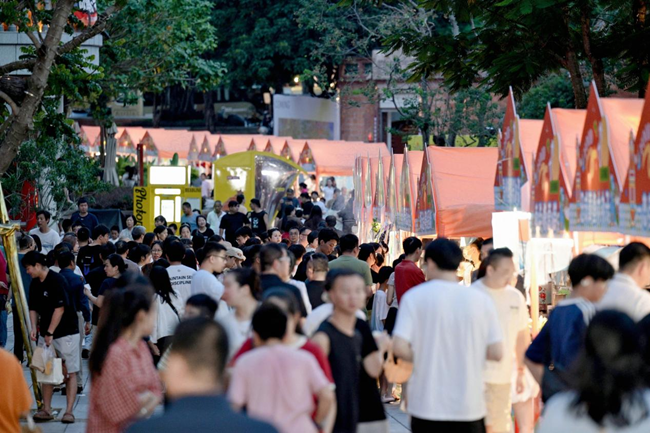 五店市国潮街区人流如织。晋江市融媒体中心供图