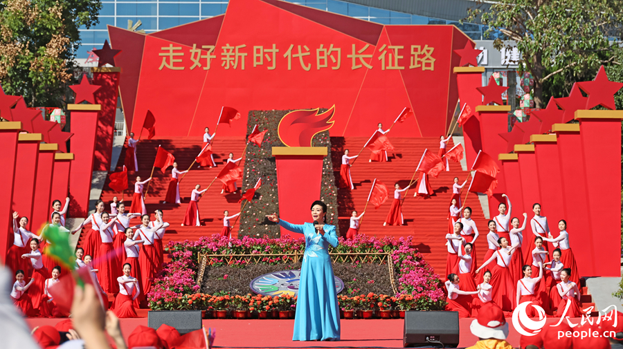 一级演员、女高音歌唱家李丹阳表演歌舞《最红最美的旗》，激昂歌舞拉开演出大幕。人民网记者 李昌乾摄