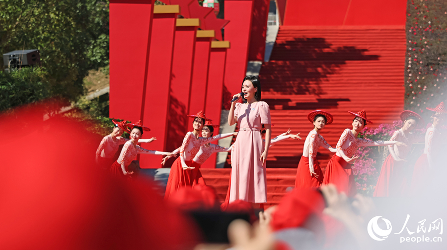 青年歌手徐子尧演唱歌曲《十送红军》。人民网记者 李昌乾摄