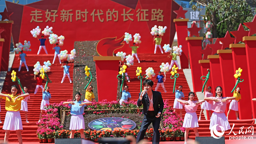 青年歌手蒋敦豪演唱《天亮就飞吧》，引发年轻观众阵阵欢呼。人民网记者 李昌乾摄