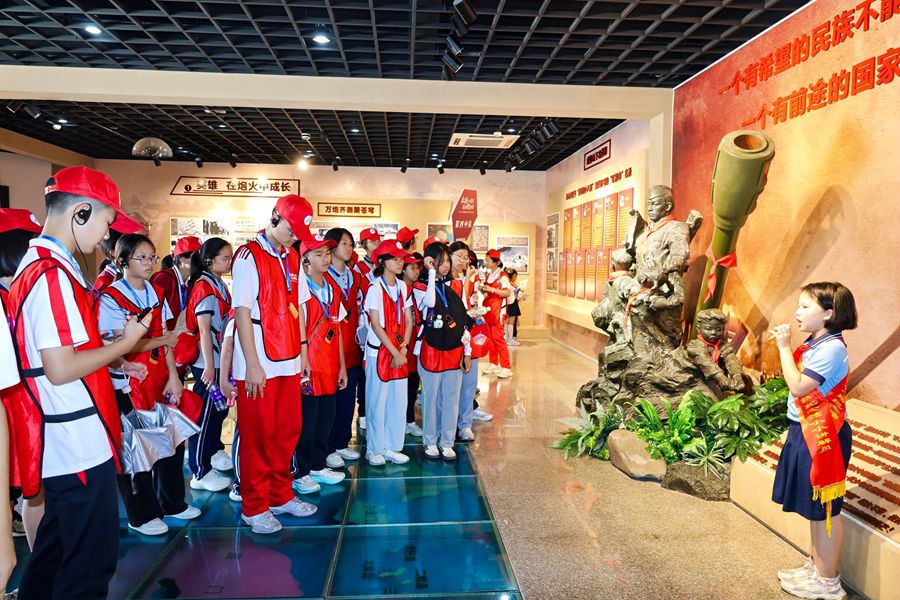 2026年“红色八闽行 青春担使命”闽西南中学生夏令营实地参访何厝小学、队歌纪念馆。厦门市教育局供图