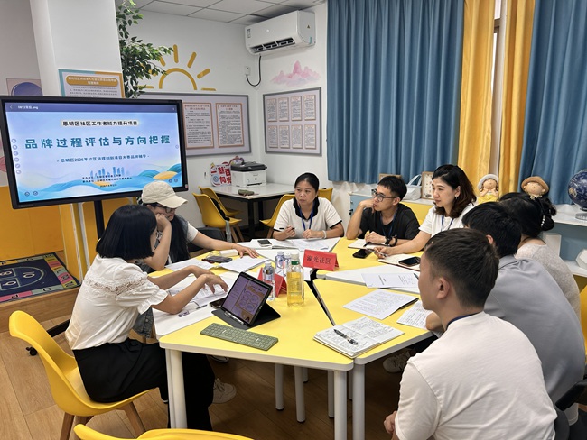 高级社会工作师、资深社工为思明区社区工作者提供业务辅导。思明区融媒体中心供图