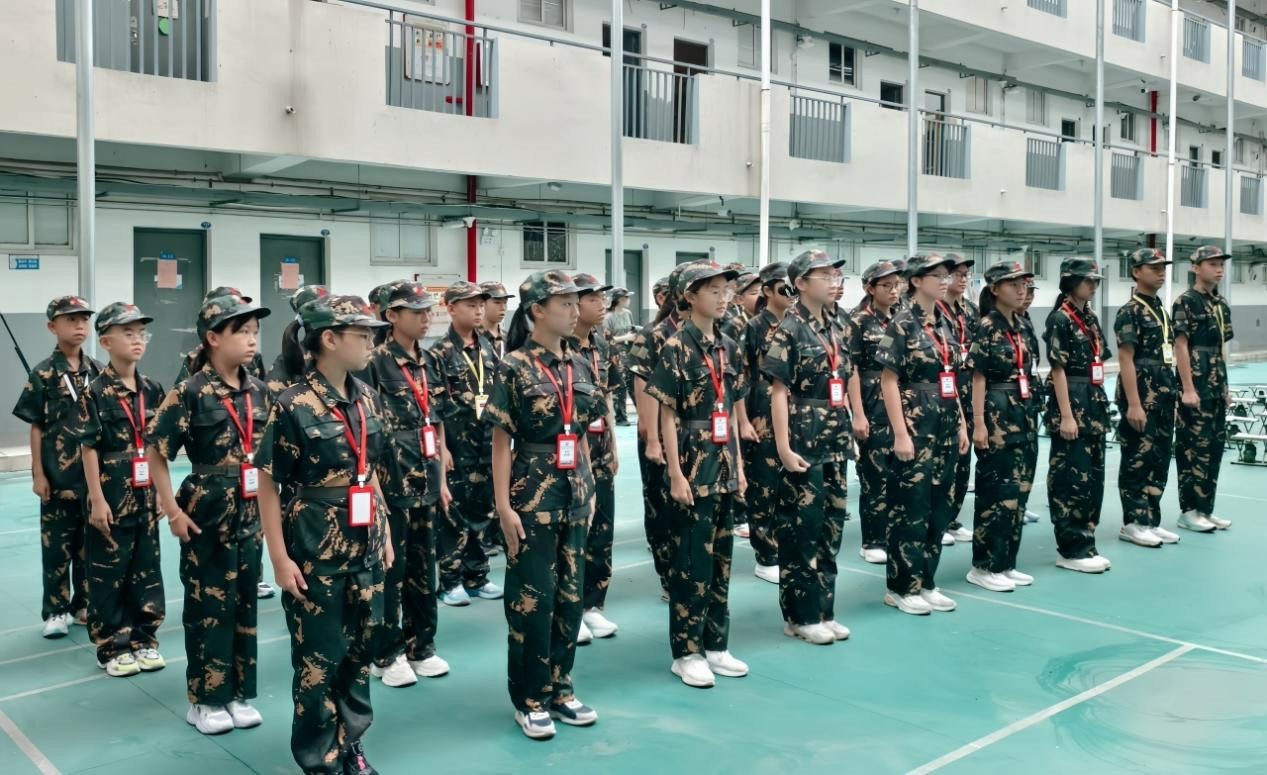 营员们认真学习训练科目