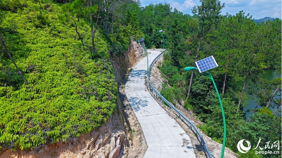 方崇能筹集资金为复兴村英雄水库道路布设87盏太阳能路灯，完善基础设施，赋能乡村文旅发展。人民网记者 李昌乾摄