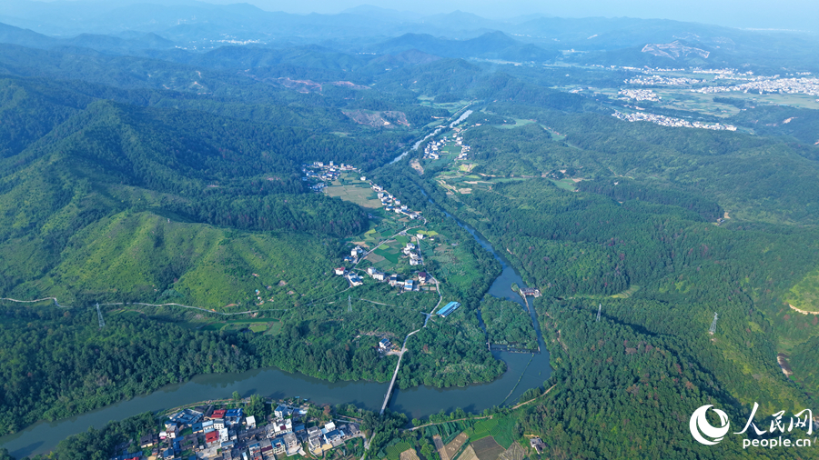 千工陂引水渠蜿蜒群山村落间，渠水润泽万顷良田，护佑沿线百姓农业生产。人民网记者 李昌乾摄