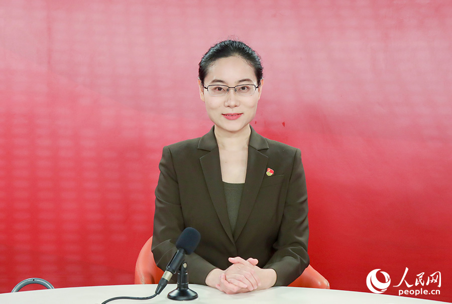 黄莎接受人民网专访。实习生 詹祉悦摄
