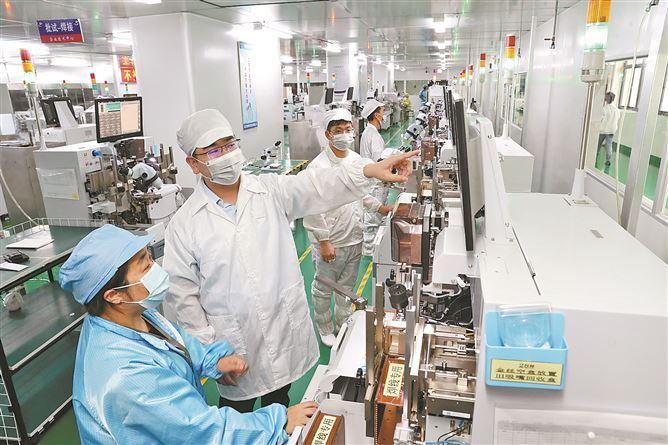 厦门建行工作人员走访先进制造业企业，以金融之力助推新质生产力发展。