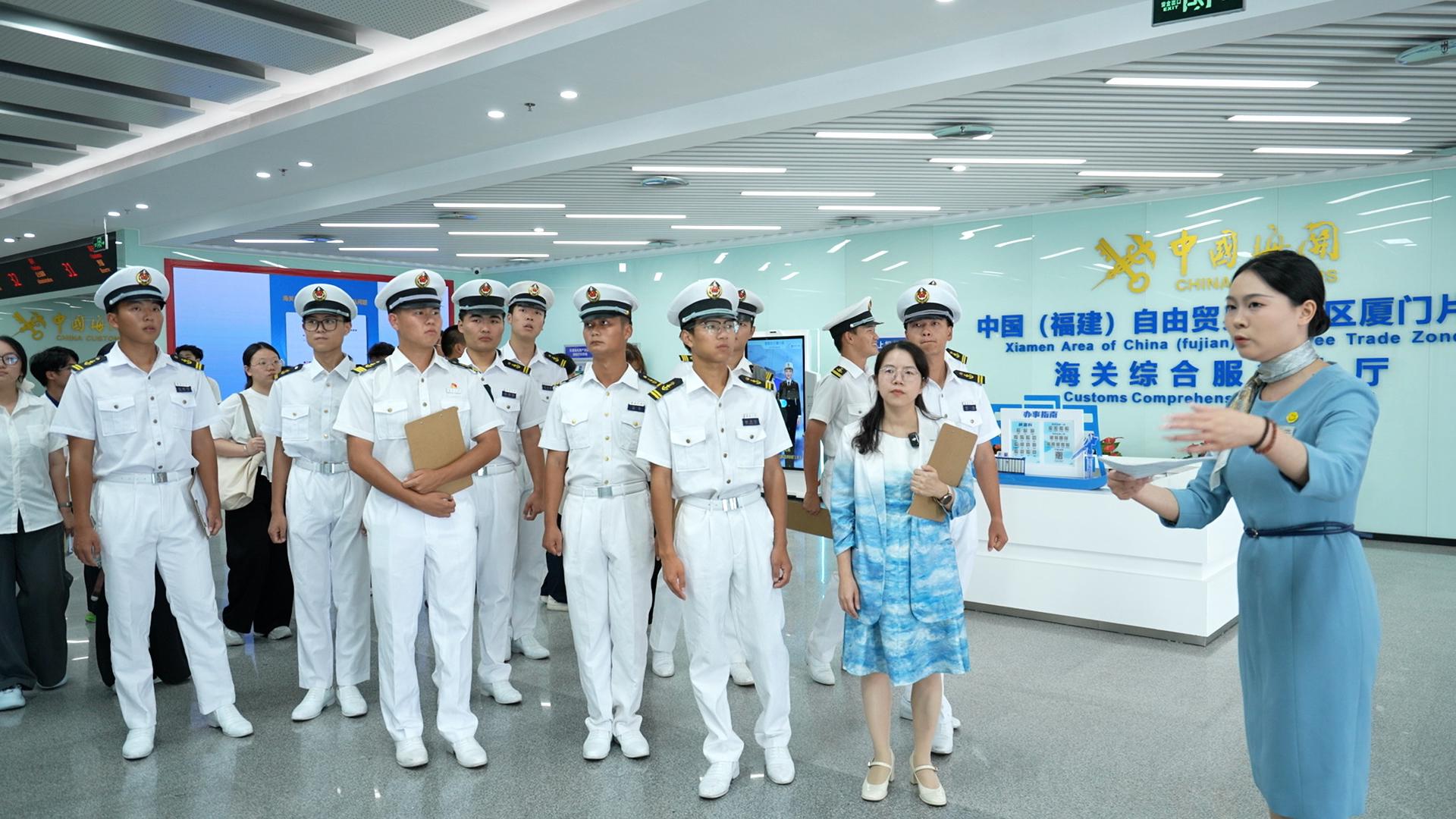 講解員帶領集美大學師生參觀學習廈門自貿區“單一窗口”