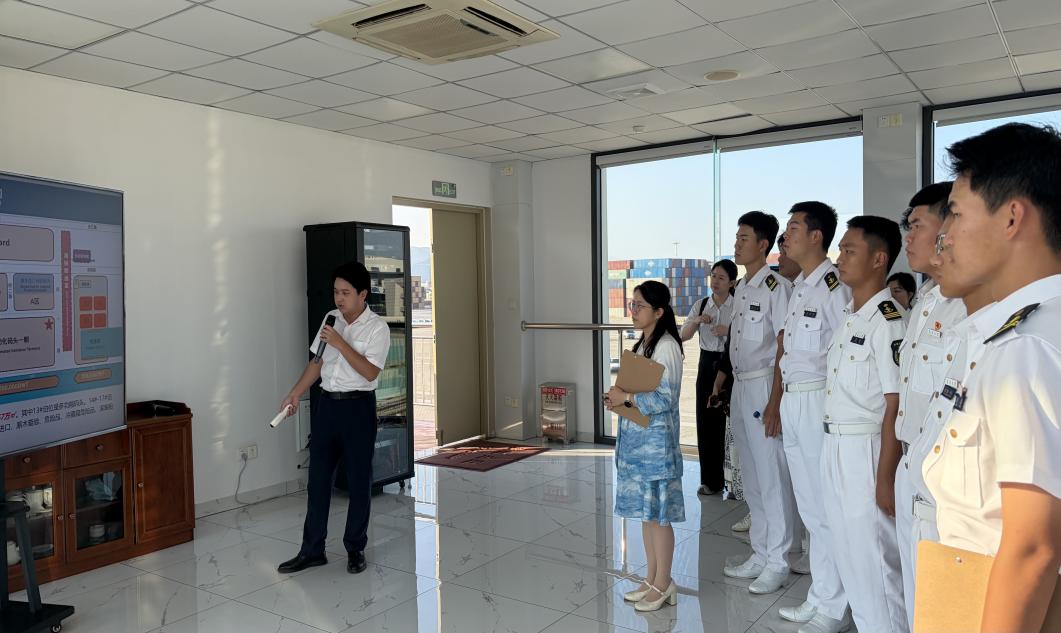 講解員帶領集美大學師生參觀遠海碼頭作業區展廳