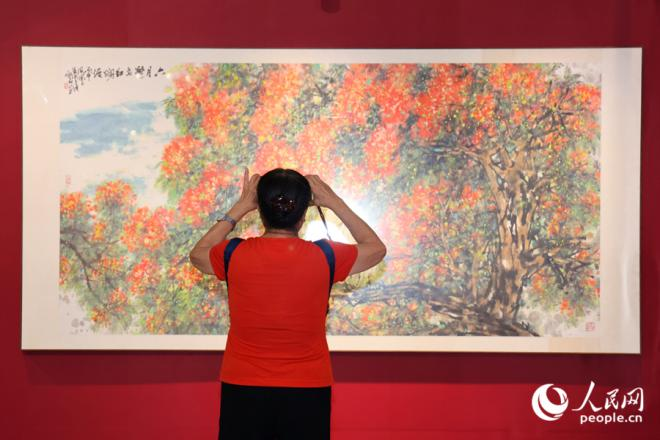 画中繁茂的凤凰花栩栩如生，深受观众青睐。人民网记者 陈博摄