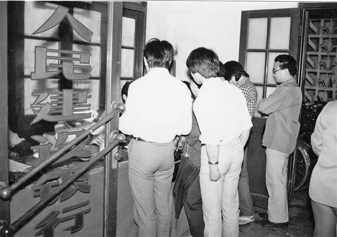 1988年5月1日，厦门建行首家自办储蓄所中山储蓄所开业。图为市民在现场办理业务。