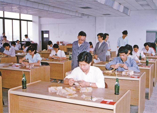 厦门建行注重提升柜员业务技能。图为1989年该行组织的珠算点钞比赛现场。