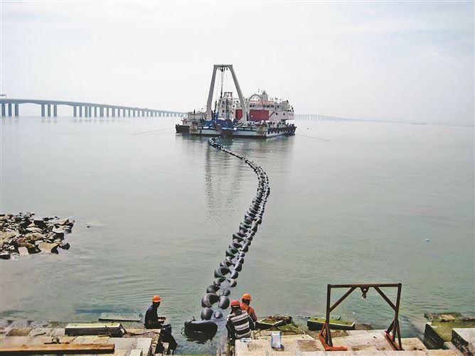 2011年，220千伏春围Ⅱ线海底电缆施工场景。（资料图/厦门供电公司提供）