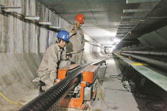 2013年，厦门进岛第四电力通道正在施工，经由翔安隧道的服务隧道进岛。（资料图）