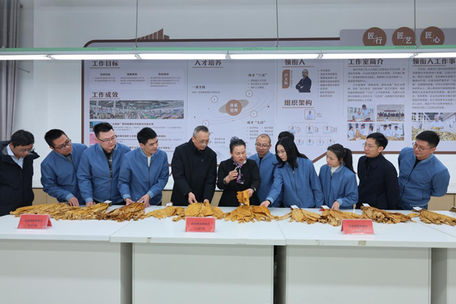 福建中煙金葉公司盧文標勞模工匠創新工作室與南平市煙草公司李秋英大師工作室開展煙葉評級高技能人才共建交流會。丘桂永攝
